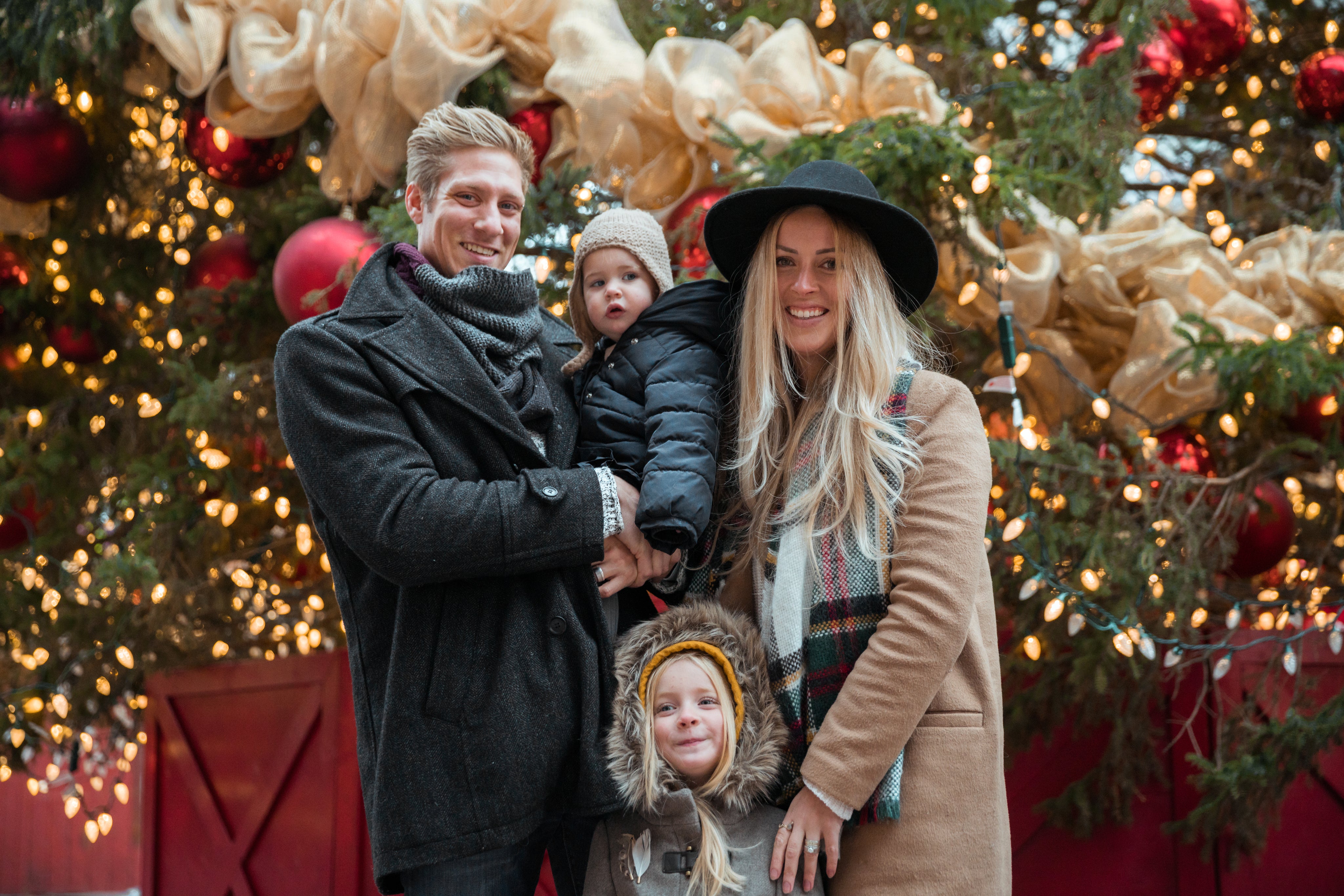 files/happy-family-in-front-of-christmas-tree.jpg